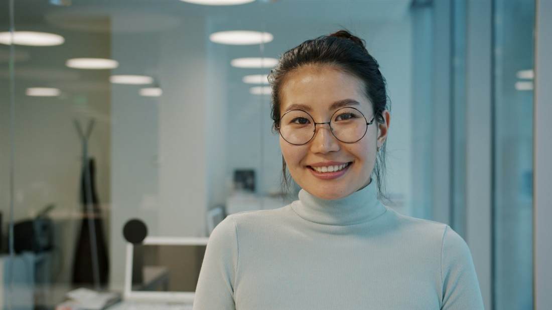 밝은 사무실에서 미소 짓는 상담사